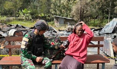 Pasca Kebakaran, Satgas Yonif 511/DY Beri Pengobatan untuk Warga di Desa Nombome